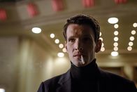 Ku'damm 56 – Joachim Franck (Sabin Tambrea) bereut sein Vergehen an Monika.
