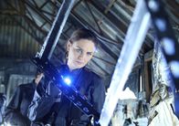 Bones - Die Knochenjägerin – Brennan (Emily Deschanel) versucht mit ihrem Team herauszufinden, wie es zu dem Feuer in dem Bunker, in dem eine tote Frau gefunden wurde, gekommen ist.