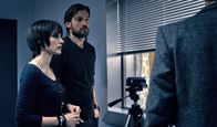 Mama – Durch das Verhalten der Kinder und ständig auftretende Albträume alarmiert, bitten Annabel (Jessica Chastain, l.) und Lucas (Nikolaj Coster-Waldau, r.) den Arzt der Mädchen Nachforschungen zu unternehmen. Mit erschreckenden Erkenntnissen ...
