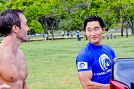 Hawaii Five-0 – Erica Harris wird im Wald gefunden - im Nachthemd, dehydriert, unterkühlt. Sie kann sich an nichts erinnern, ihr Mann ist verschwunden. Ericas Schwiegermutter beschuldigt sie, nur auf das Geld ihres Sohnes Jake aus zu sein. Dann wird Jake ermordet aufgefunden. Steve (Alex O'Loughlin, l.), Chin (Daniel Dae Kim, r.) und das restliche Team beginnen mit den Ermittlungen