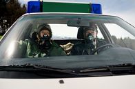 Hubert ohne Staller – Safety first: Hubert (Christian Tramitz, r.) und Girwidz (Michael Brandner, l.) haben sich für den Fall entsprechend ausgestattet.