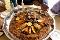 Küchen der Welt – Thiéboudiène ist ein farbenfrohes senegalesisches Reisgericht mit einer langen Tradition.