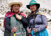 Magische Anden – Ana-Lia Gonzales und ihre Mutter Dora wollen den Huayna Potosí (6088m) besteigen. Die beiden Frauen aus dem Volk der Aymará tragen auch beim Klettern ihren Rock - die "pollera".