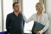 Die Sch'tis in Paris - Eine Familie auf Abwegen – Constance Brandt (Laurence Arné) versucht Valentin (Dany Boon) wieder das richtige Benehmen in der Pariser Society beizubringen.