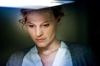 Polizeiruf 110 – Kriminalhauptkommissarin Olga Lenski (Maria Simon) analysiert die ersten Bilder vom Tatort.