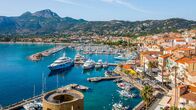 Wunderschön! – Für seine wuchtige, im 13. Jahrhundert erbaute Trutzburg ist Calvi bekannt. Im Hafen des charmanten Ortes an der Nordwestküste starten Ausflugsboote.