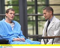 In aller Freundschaft – Dr. Kaminski (Udo Schenk, rechts) versucht etwas verhalten ein Gespräch mit Fabian Althaus (Daniel Krauss) zu führen. Daniel ist Kaminskis Sohn, mit dem er offensichtlich seit langer Zeit kein Gespräch mehr geführt hat. Fabian kann seinem Vater nicht verzeihen, dass er bei dem Unfall, bei dem Kaminskis Frau und seine Tochter gestorben sind, nur ihn gerettet hat.