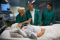 In aller Freundschaft – ARD/MDR IN ALLER FREUNDSCHAFT FOLGE 670, "Zwei Leben" Uhr im ERSTEN. Anita Veit (Beate Furcht, liegend) hat die erste operable Notversorgung überstanden. Doch sie schwebt immer noch in Lebensgefahr. Plötzlich geben die Geräte Alarm. Anita muss sofort in den OP. Dr. Niklas Ahrend (Roy Peter Link, re.) fleht seine Schwester Dr. Kathrin Globisch (Andrea Kathrin Loewig, li.) und Dr. Roland Heilmann (Thomas Rühmann, mi.) regelrecht an, doch Kathrin glaubt nicht, dass Anita noch eine Chance hat. Niklas fühlt sich verantwortlich, da er als erster am Unfallort war und sich zwischen zwei Verletzten entscheiden musste.