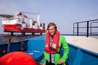 Checker Tobi – Checker Tobi vor dem Windpark Borkum West.