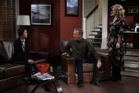 Last Man Standing – (v.l.n.r.) Jen (Krista Marie Yu); Mike Baxter (Tim Allen); Vanessa Baxter (Nancy Travis)