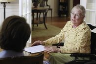 Desperate Housewives – Karen (Kathryn Joosten) steht kurz vor ihren letzten Atemzügen, während in Renées Limousine Julies Fruchtblase platzt ...
