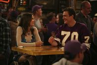 How I Met Your Mother – Da Robin (Cobie Smulders, l.) in diesem Jahr besonders unter Heimweh leidet, nimmt Marshall (Jason Segel, r.) sie mit in eine Bar, die ihn an seine Heimat Minnesota erinnert. Robin fühlt sich sehr wohl, bis es Marshall zu viel wird ...