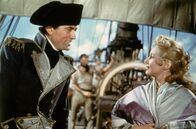 Des Königs Admiral – Kapitän Hornblower (Gregory Peck) bedankt sich für Lady Barbaras (Virginia Mayo) Hilfe bei der Pflege der Verwundeten nach dem Kampf.