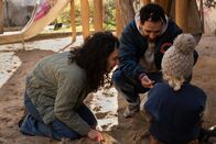 neoriginal: Push – Nalan Arzouni (Mariam Hage, l.) und David Mansour (Hassan Akkouch, M.) spielen mit Davids Nichte Stella (Maila Arndt, r). Eigentlich würde Nalan gern noch länger bei ihnen bleiben, aber ein nervöser, werdender Vater ruft sie permanent an und sie muss in die Klinik.