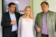 Die Rosenheim-Cops – Als ein Testament auftaucht, gerät die Tochter des Opfers Marlene Reif (Jenny-Marie Muck, m.) für die Kommissare (Igor Jeftic, l.; Michael A. Grimm, r.) unter Tatverdacht.