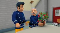 Feuerwehrmann Sam – Hauptfeuerwehrmann Steeles ganzer Stolz - seine Tomatenpflanze für den Gemüsewettbewerb