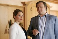 Die Rosenheim-Cops – Kommissar Hartl (Michael A. Grimm, r.) und Controllerin Patrizia Ortmann (Diana Staehly, l.) ahnen, dass die aktuellen Ermittlungen nicht einfach werden. Honorarfrei - nur für diese Sendung bei Nennung ZDF und Christian A. Rieger - klick