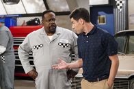 The Neighborhood – Calvin Butler (Cedric the Entertainer, l.); Dave Johnson (Max Greenfield, r.)