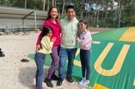 Wir werden Camper! – Derya (38, l) und Mete (42) Karakurt mit ihren beiden Töchtern Ela (8, l) und Serra (9) vor der Hüpfburg auf dem Campingplatz der Testreise im Niederländischen Vessem.