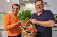 Kochs anders – Torsten Jörn (re.), leidenschaftliche Hobbykoch aus Kassel will den Münchner Spitzenkoch Ali Güngörmüs in seinem Hauptgericht mit einem mallorquinischen "Trumbet" überraschen, einem Gemüsegericht das er auf einer "Plancha", einer sehr hoch erhitzbaren Metalplatte, zubereitet.