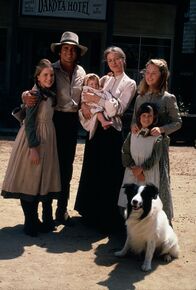 Unsere kleine Farm – v.l.n.r.) Laura Ingalls (Melissa Gilbert); Charles Ingalls (Michael Landon); Baby Grace Ingalls (Brenda Turnbaugh); Caroline Ingalls (Karen Grassle); Mary Ingalls (Melissa Sue Anderson); Carrie Ingalls (Lindsay Sidney Greenbush)