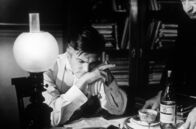 Brief einer Unbekannten – Stefan Brand (Louis Jourdan, li.) sinniert über seine Vergangenheit: Er hat einen Brief von einer unbekannten Absenderin erhalten.