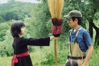 Kikis kleiner Lieferservice – Kiki (Fûka Koshiba, li.) zeigt dem zweifelnden Tombo (Ryohei Hirota) ihren Flugbesen.
