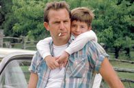 Perfect World – Zwischen den anfangs unfreiwilligen Gefährten Butch Haynes (Kevin Costner, li.) und Phillip (T.J. Lowther, re.) entwickelt sich auf ihrer Reise durch Texas eine Vertrautheit wie zwischen Vater und Sohn.
