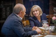 Life – Helen (Elaine Page) tröstet den verlassenen Henry (Peter Davison).
