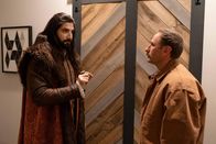 What We Do in the Shadows – Nandor (Kayvan Novak, l.); Bran (Randy Sklar, r.)