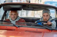 Nationalstraße – Der alte Skoda taugt nicht für eine Verfolgungsjagd: Vandam (Hynek Cermak, li.) und Psycho (Jan Cina, re.).