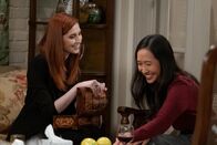 How I Met Your Father – Rachel (Aby James, l.); Ellen (Tien Tran, r.)