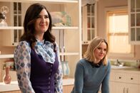The Good Place – Janet (D'Arcy Carden, l.); Eleanor Shellstrop (Kristen Bell, r.)