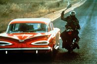 Mad Max – Toecutter (Hugh Keays-Byrne) greift das junge Pärchen mit einer Axt an.