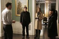 Castle – Zusammen mit der Privatdetektivin Neely (Suleka Mathew, r.) befragen Castle (Nathan Fillion, 2.v.l.) und Kate (Stana Katic, 2.v.r.) den Ehemann der Ermodeten: Cole (Ivan Sergei, l.) ...