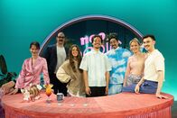Neo Tropic Tonight – Moderator Aurel Mertz zusammen mit , von links: Gazelle Vollhase, Fabio Knez, Vanessa Mai, Eko Fresh, Evelyn Weigert und Carlo Sommer im Studio bei "Neo Tropic Tonight".