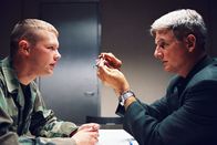 Navy CIS – Gibb (Mark Harmon, r.) und seine Agenten treten in Aktion, als sich bei einem Übungssprung eines Marines der Fallschirm nicht öffnet ...