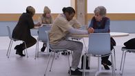 Endlings – Johnny (Edison Grant) macht sich Vorwürfe.