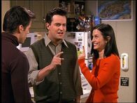 Friends – Chandler (Matthew Perry, M.) und Monica (Courteney Cox Arquette) wollen den Rest der Clique an der Nase herumführen. Joey (Matt LeBlanc) ist davon nicht begeistert.