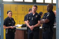 The Rookie – Ein Waschbär erschreckt Quigley Smitty, woraufhin er sofort beim Team Alarm schlägt. Officer Kate Simmons (Tina WongLu, l.), Officer Tim Bradford (Eric Winter, 3.v.l.) und Sergeant Grey (Richard T. Jones, 2.v.r.) verfolgen das Geschehen. (Komparsen im Bild)