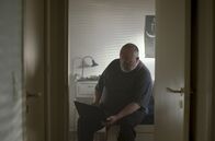 Cry Wolf – Jugendamtsmitarbeiter Lars (Bjarne Henriksen) sieht das Video, das Simon ins Netz gestellt hat und das zeigt, wie er dessen Sohn Theo gewaltsam von seiner Familie trennt.