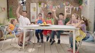 Schmatzo – "Schmatzo", "Orange." Heute wird es fruchtig! Denn heute kochen die Kinder mit Orangen. Es werden sowohl süße Speisen, wie leckere Orangen-Schlecker und Orangenkuchen zubereitet, als auch salzige Orangenbutter gemacht. Alex möchte den Koch-Kids beweisen, dass Orangen auch in einem Salat hervorragend schmecken können und zaubert einen Salat ŕ l'Orange.