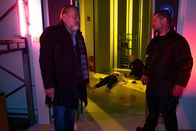 Der Alte – Hauptkommissar Voss (Jan-Gregor Kremp, l.) befragt Wachmann Maik Schellhorn (Aurel Manthei, r.), der die Leiche von Dr. Ina Zeise (Sabine Lorenz, M.) gefunden hat. Währenddessen untersucht Dr. Franziska Sommerfeld (Christina Rainer, 2.v.r.) die Leiche von Dr. Ina Zeise (Sabine Lorenz, M.).