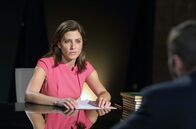 Macht des Geldes – Amaia Marín (Bárbara Lennie) ist konzentriert bei der Arbeit und stellt Manuel López-Vidal (Antonio de la Torre) im TV-Interview heikle Fragen.