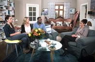 Rote Rosen – Tina (Katja Frenzel, l.), Hendrik (Jerry Kwarteng, 2.v.r.) und Britta (Jelena Mitschke, 2.v.l.) merken frustriert, dass bei Annemarie (Jillian Anthony, r.) alle Anstrengungen vergebens sind.