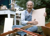 Löwenzahn Classics – Weil sich in Peters Bauwagen der Holzwurm breit gemacht hat, müssen einige Teile ausgetauscht werden. Der Zimmermann hilft ihm dabei.