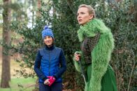 Killing Eve – Auf einem schottischen Golfplatz haben Villanelle (Jodie Comer, r.) und Dasha (Harriet Walter, l.) ihr nächstes Ziel identifiziert. Der Plan, ihr Opfer in einen Hinterhalt zu locken, nimmt jedoch eine unerwartete Wendung.