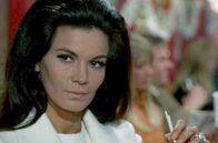 Die Klette - Detektiv Belli – Vera Fontana (Florinda Bolkan) interessiert sich für Bellis Ermittlungen und wird von ihm verdächtigt, die rätselhafte Frau auf dem zerrissenen Foto zu sein.