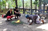Verrückt nach Meer – Entertainment-Managerin Corina und Zauberer Kalibo bei einem Ritual beim Schamanen in Guatemala.