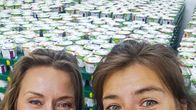Re: – Alicja Rokicka (re.) ist eine der bekanntesten Food-Bloggerinnen Polens. Für ihren Blog „Wegan Nerd“ trifft sie Magda Kubit (li.), die eine vegane Joghurtfabrik leitet.